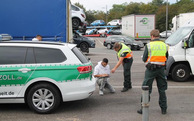 Der Zoll im Gespräch mit einem Lkw-Fahrer | Foto: Heike Schwitalla