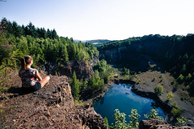 Blick auf den See im stillgelegten Steinbruch in Rockenhausen