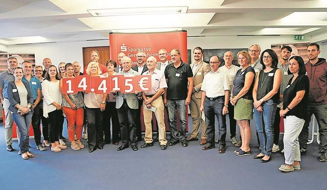 Gruppenbild mit den Vertretern der erfolgreichsten Vereine und Schulen.