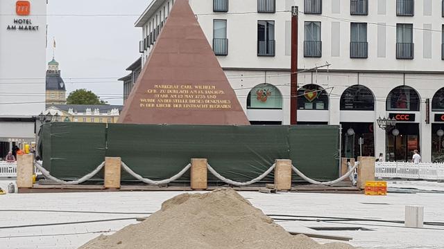 Das Gefälle des Platzes lässt sich an der Pyramide erkennen | Foto: jow
