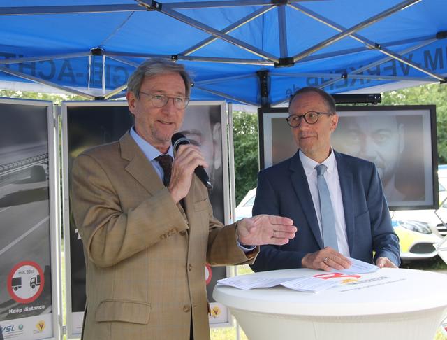 Dr. Walter Eichendorf, Präsident des Deutschen Verkehrssicherheitsrats (DVR) und Landespolizeipräsident Gerhard Klotter (v.l.) erklären die Bedeutung des Kontrolltags "sicher.mobil.leben" | Foto: Heike Schwitalla