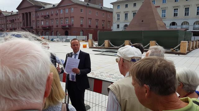 Erläuterung des Baubürgermeisters Daniel Fluhrer an der Pyrmide in Karlsruhe | Foto: jow