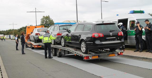 Auf der mobilen Waage wird das Gewicht der Fahrzeuge überprüft | Foto: Heike Schwitalla
