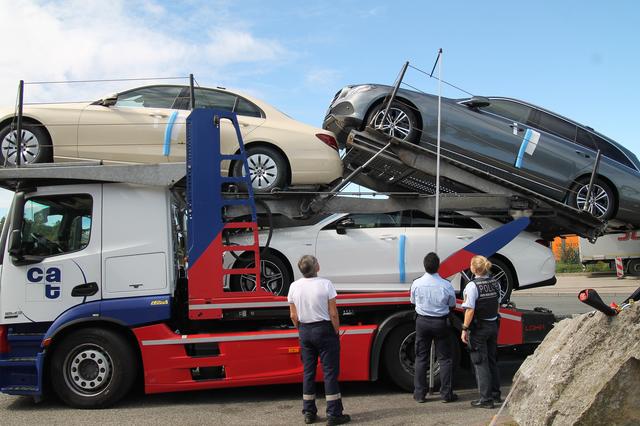 Hier wird die Höhe eines Autotransporters vermessen - Statik und gut gesicherte Ladung sind hier besonders wichtig. | Foto: Heike Schwitalla