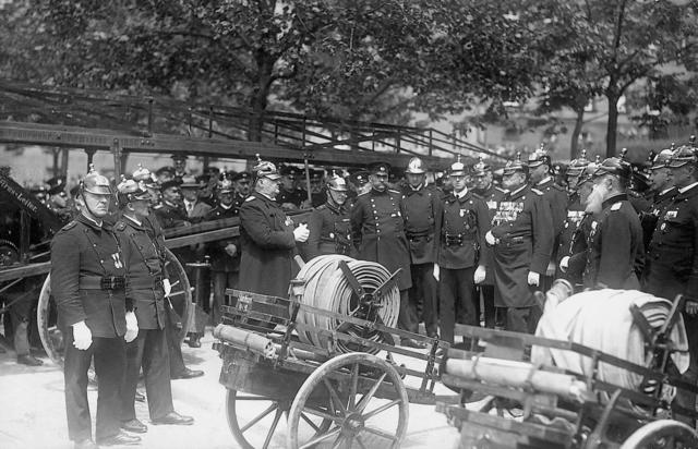 Welch schmucker Anblick boten die Feuerwehrmänner in ihren Uniformen. Ein Bild aus dem Stadtarchiv. Foto: stadt
