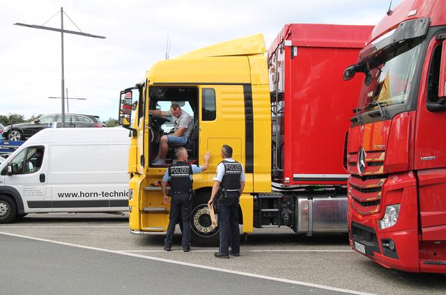 Im Gespräch mit einem Lkw- Fahrer. Fracht und Papiere werden überprüft, Fahrzeiten kontrolliert. | Foto: Heike Schwitalla
