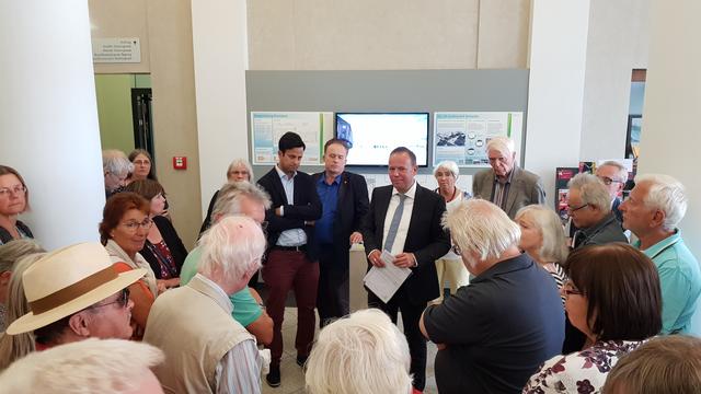 Großer Andrang in Sachen "Infos zum Marktplatz". Auskunft gaben (v.l. in der Mitte) SPD-Kreisvorsitzender Parsa Marvi, SPD-Stadtrat Michael Zeh und Baubürgermeister Daniel Fluhrer  | Foto: jow