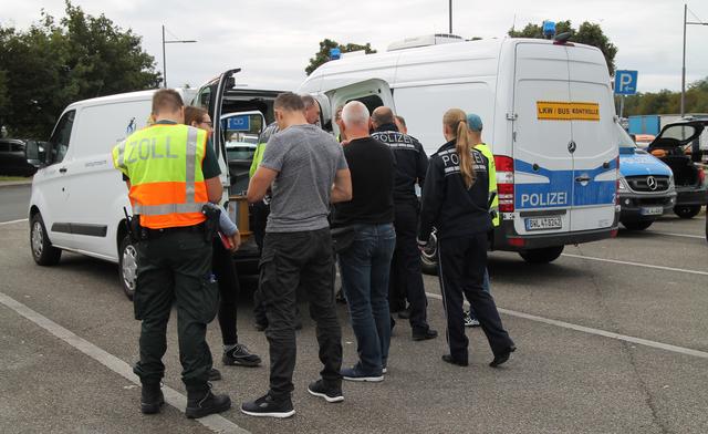 Kontrolle eines Kleinbusses | Foto: Heike Schwitalla