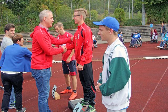 Schirmherr Ralf Hechler übernahm die zahlreichen Siegerehrungen | Foto: Layes