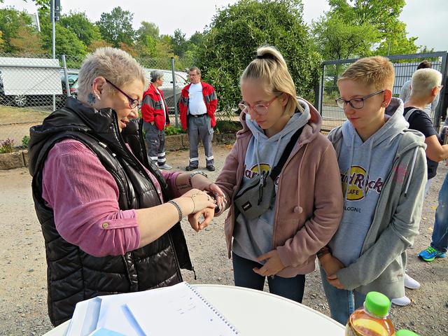 Am Einlass Gartenschau-Bändchen für den Gratis-Besuch | Foto: Brigitte Melder