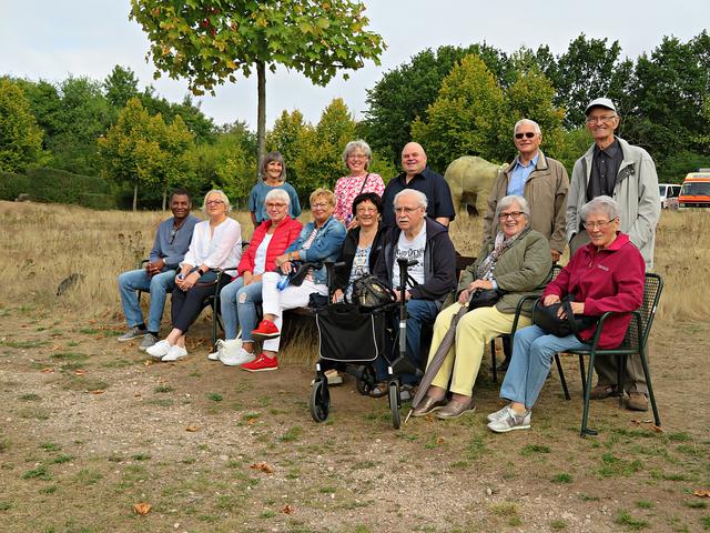 Wilfried Scholl (Vorsitzender JuPa) inmitten der ersten Besucher | Foto: Brigitte Melder