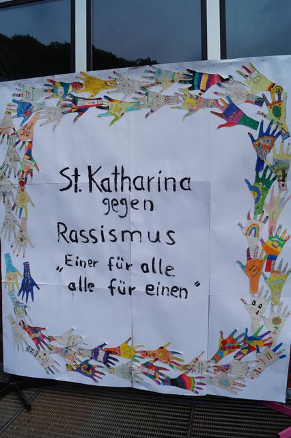Mit diesem Plakat wollen die Schüler die Vielfalt ihrer Schule zum Ausdruck bringen | Foto: Walter