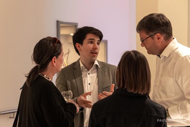 Eröffnung museum X in Karlsruhe: Der Landtagsabgeordnete und Vorsitzende des Freundeskreises Badisches Landesmuseum Alexander Salomon (links) im Gespräch mit dem Leiter des Badischen Landesmuseums Eckart Köhne. | Foto: Paul Needham