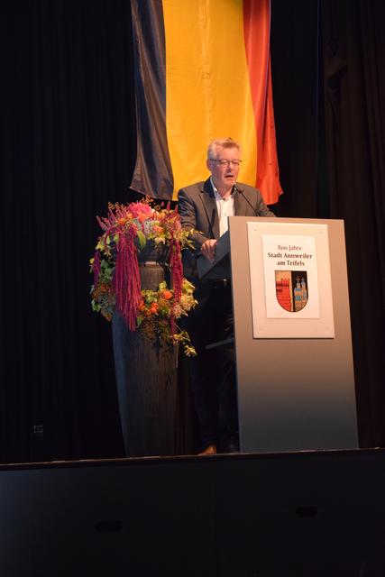 Der Stadtarchivar der Stadt Worms, Dr. Gerold Bönnen, hielt den Vortrag über die Erteilung der Stadtrechte vor 800 Jahren. | Foto: Bender