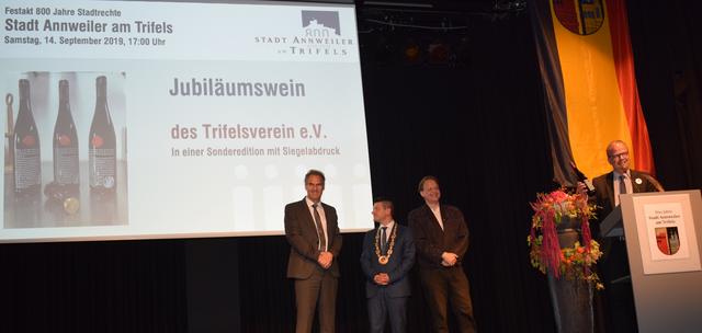Und wie könnte es in der Pfalz anders sein: begleitet wurde die Buchveröffentlichung von einem leckeren Jubiläumswein, einer Sonderedition des Gräfenhausener Spätburgunders vom Weingut Schneider. | Foto: Bender