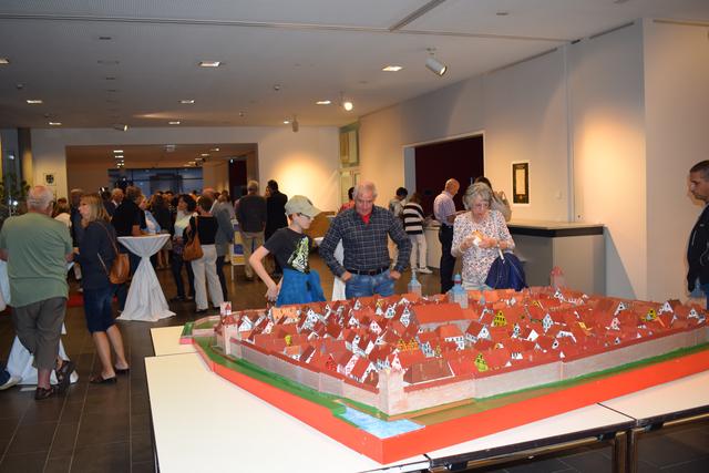 Ein Modell der historischen Trifelsstadt war im Foyer aufgebaut. | Foto: Bender
