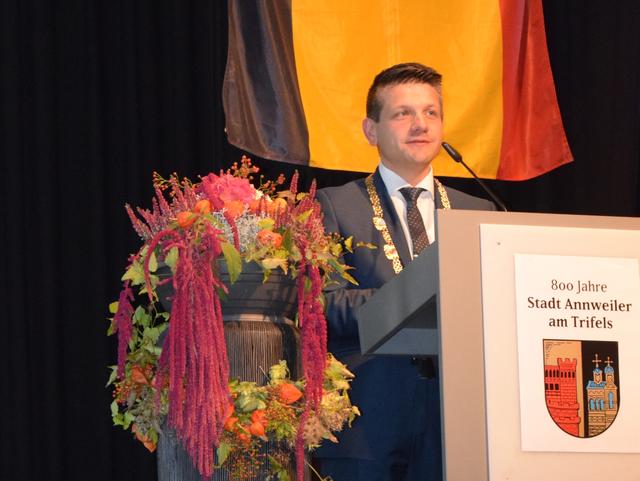 Stadtbürgermeister Benjamin Seyfried begrüßt die Festgäste im voll besetzten Hohenstaufensaal. | Foto: Bender