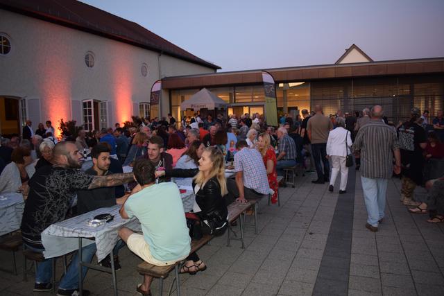 Das Angebot eines geselligen Beisammenseins nach dem Festakt wurde bis spät in die Nacht genutzt. | Foto: Bender