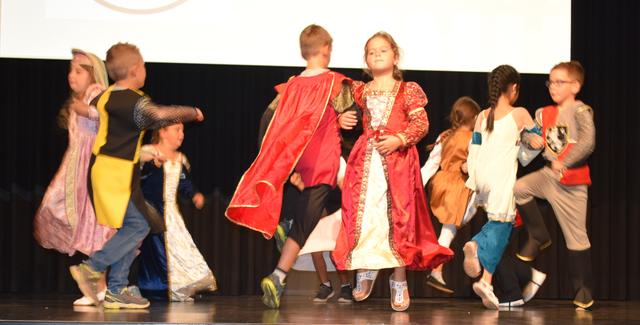 Für Begeisterung der Festgäste sorgte der Mittelaltertanz der Klasse 2d der Grundschule Annweiler. | Foto: Bender