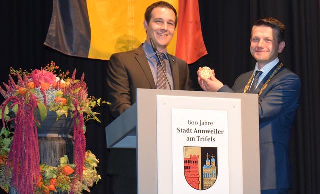 Verbandsbürgermeister Christian Burkhart übergibt Stadtbürgermeister Benjamin Seyfried eine originalgetreue Kopie des Siegels der Stadtrechtsurkunde. | Foto: Bender