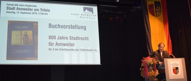 Alexander Thon stellt als Herausgeber das Buch zum Event vor. | Foto: Bender
