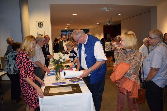 Das Interesse an Buch und Plakat war groß. | Foto: Bender