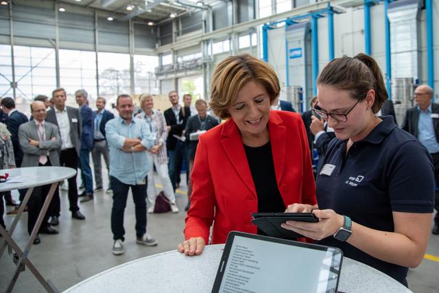 Malu Dreyer im Gespräch mit einer Auszubildenden. | Foto: KSB