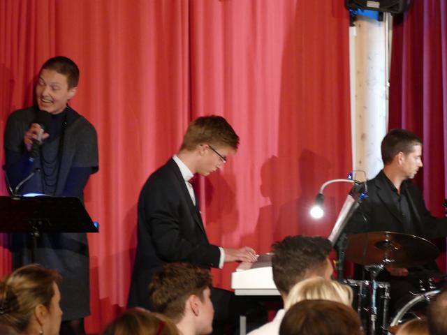 Adrienn Cunka, Moderatorin des Abends, mit Jan Harbeke (Klavier) und Markus Munzinger (Schlagzeug) | Foto: C. Poznar