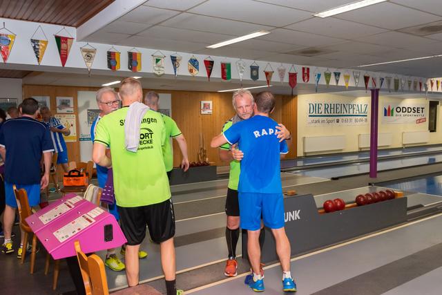 Glückwunsch an die an diesem Tag bessere Mannschaft | Foto: SG Ettlingen