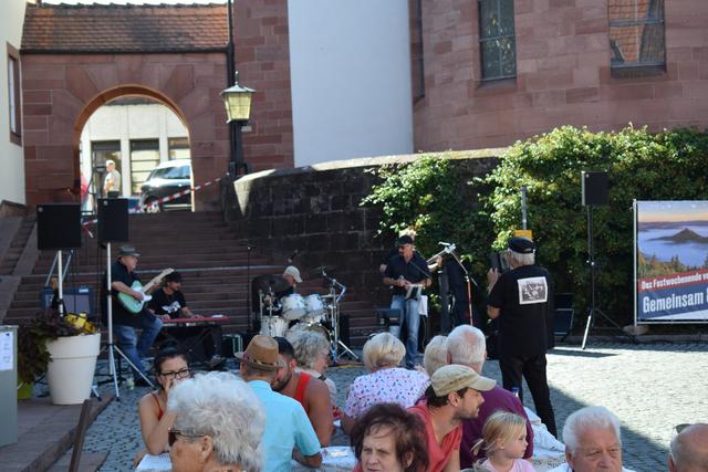 Die Bluesband „Blue Line Three“ sorgte am Sonntag auf dem Rathausplatz für gute Unterhaltung. | Foto: Bender