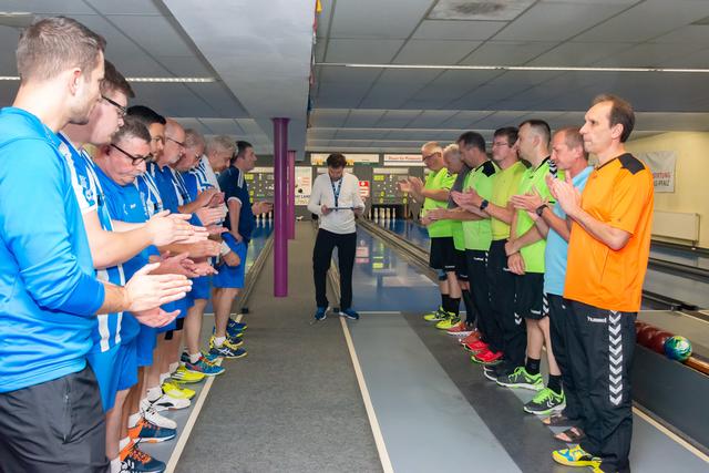 Die beiden Mannschaften bei der Verabschiedung nach dem Spiel | Foto: SG Ettlingen
