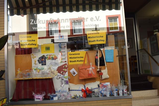 Die Gewinne für die Teilnehmer an der Stadtrallye wurden im Schaufenster von "Zukunft Annweiler" ausgestellt. | Foto: Bender