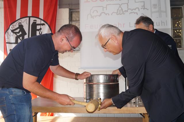 Dr. Peter Degenhardt und Uwe Unnold beim Fassbieranstich | Foto: Walter