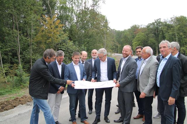 Landrat Dr. Christoph Schnaudigel (Bildmitte) und die Bürgermeister Felix Geider (rechts) aus Östringen und Jens Spanberger (links) aus Mühlhausen begutachten die Ausbaupläne für die K3520 | Foto: Heike Schwitalla