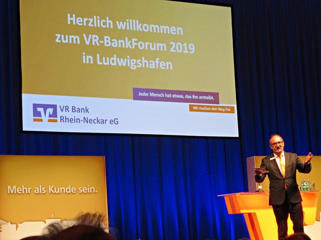 Thomas Gleßner führte durch den Abend | Foto: Brigitte Melder