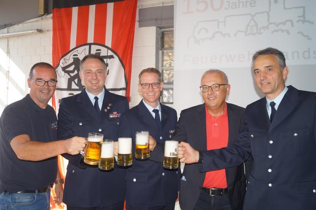 Stoßen auf die Feuerwehr Landstuhl an: Dr. Peter Degenhardt, Paul Goldinger, Peter Walsh, Uwe Unnold und Peter Stutzinger | Foto: Walter