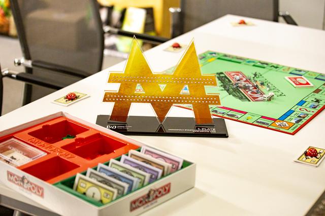 Der goldene Pokal winkt dem Sieger der ersten Karlsruher Monopoly Stadtmeisterschaft, außerdem eine Reise im Wert von 1.500 Euro, ein Notebook und viele weitere Gewinne für die Teilnehmer.