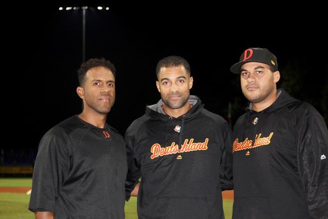 Von links: Die Tornados-Spieler Julius Spann und Sascha Lutz sowie dessen Bruder Donald, der beim Major League Club Cincinnati Reds spielt. 