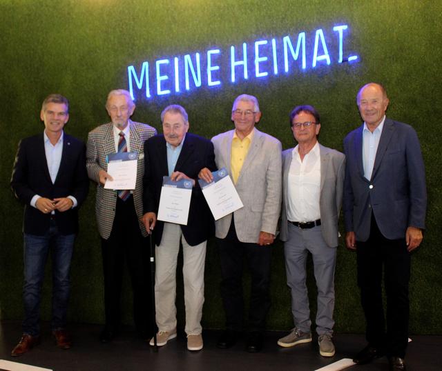 Flankiert von Präsident Wellenreuther (li.) und Vize Pilarsky (re.) sowie Uli Lange (Vereinsrat) wurden diese Herren für 70 Jahre Mitgliedschaft ausgezeichnet.    | Foto: Knopf