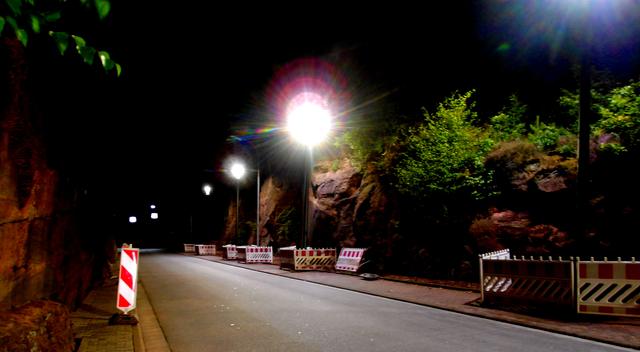 Der „Felsdurchbruch“ im neuen Licht (im Bau). Dieser ist nicht identisch mit dem „Felsentor“, einer natürlichen Felsformation nahe oberhalb, zu erreichen über den Wanderweg „Schusterpfad“ (Aussicht). | Foto: Werner G. Stähle