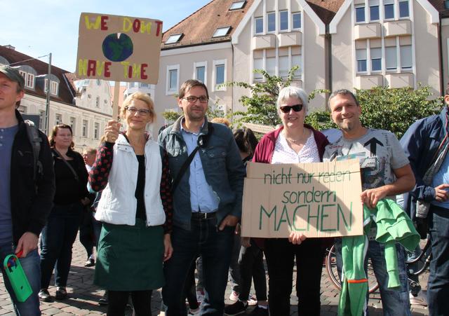 Teilnehmer der Kundgebung. | Foto: ps