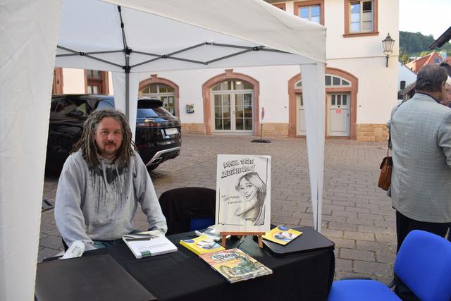 Frank Cmuchal beeindruckte mit seiner Porträt-Zeichen-Aktion.  | Foto: B.Bender