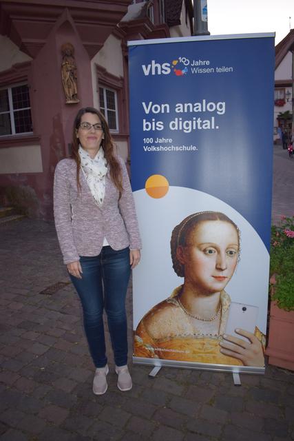 Leiterin der vhs in Bad Bergzabern, Nadine Burckgard-Bohrer, freute sich über die Möglichkeit, die Türen für interessierte Bürgerinnen und Bürger einen ganzen Abend lang zu öffnen.  | Foto: B.Bender