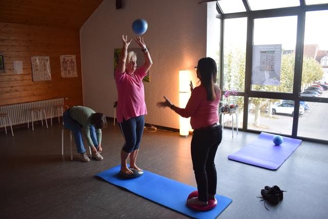 In der Schlosshalle bemühen sich Interessentinnen, ihr Gleichgewicht zu halten - gar nicht so einfach, aber möglich. | Foto: B.Bender
