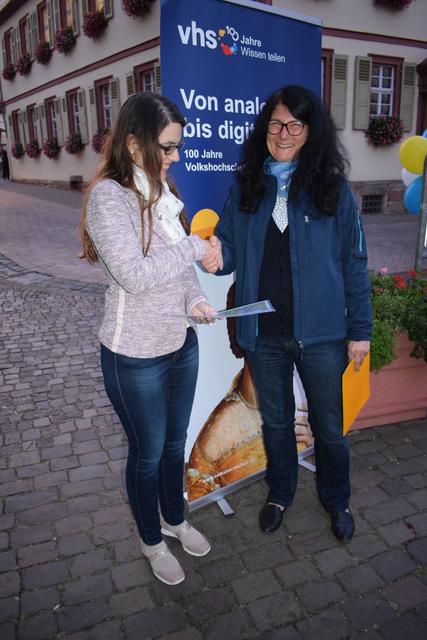 Eine Überraschung gab es auch noch: zum Jubiläum überreichte Gabriele Meder-Schumacher vom Verein Storch und Natur Südpfalz, eine Blütenpatenschaft an die vhs Bad Bergzabern. | Foto: B.Bender