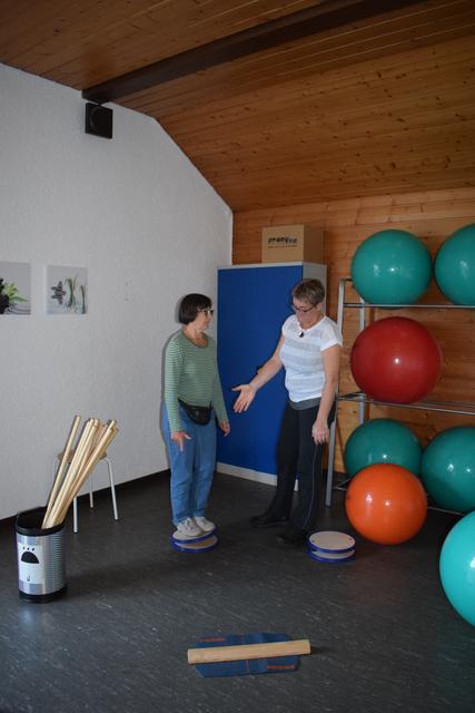 Kursleiterin für Pilates, Rückenschulung und Gymnastik, Manja Nikolaus (re.) ermutigt zum Balanceakt.  | Foto: B.Bender