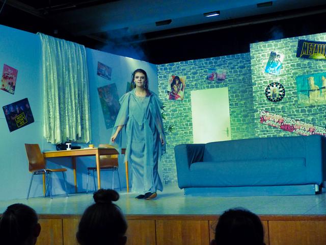 "Bin ich nun schon tot oder nicht?" Elena Hellmann als Geist Honoria von Herrschershausen