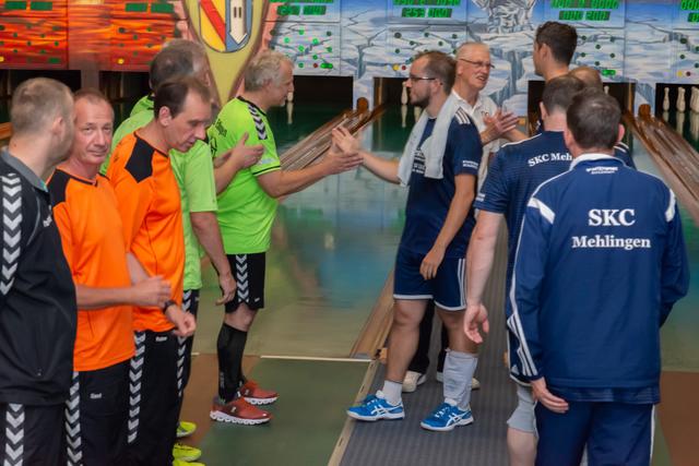 Die beiden Mannschaften bei der Verabschiedung nach dem Spiel | Foto: SG Ettlingen
