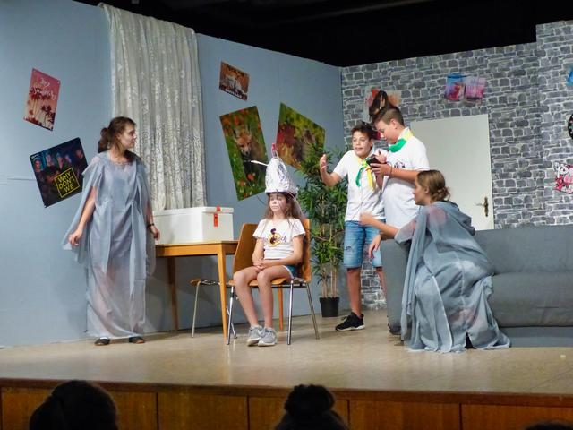 Ob der Geisterdetektor funktioniert? Marie Geist (Anna Habitzreuther) scheint das perfekte Medium zu sein.