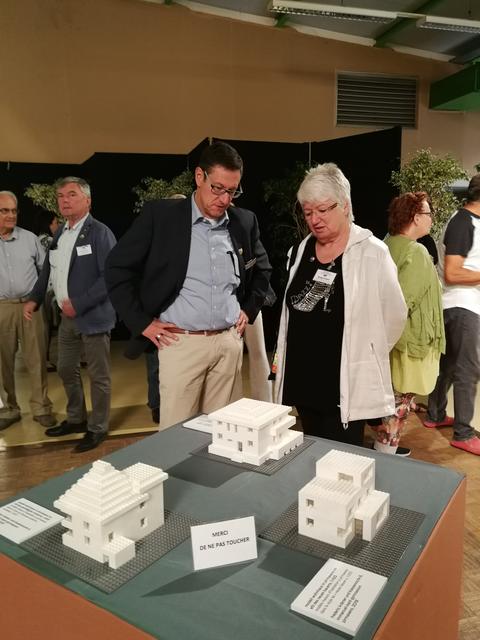 Zeigten sich an der Bauhaus-Ausstellung in Poissy sehr interessiert: Ex-Dezernentin Helga Knerr (rechts) und Bauhilfe-Geschäftsführer Ralph Stegner. Foto: Kling-Kimmle